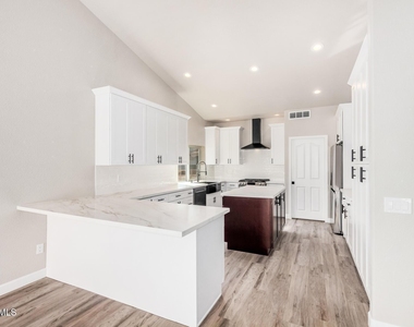 9310 E Crystal Drive - Photo Thumbnail 6