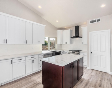 9310 E Crystal Drive - Photo Thumbnail 7