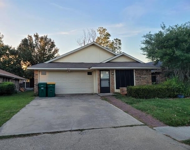 910 Boxwood Drive - Photo Thumbnail 1