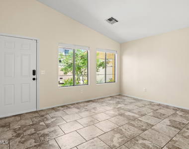 21827 N 40th Way - Photo Thumbnail 3