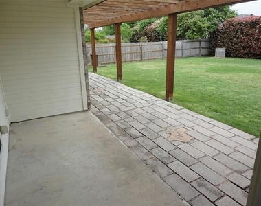 316 Hacienda Drive - Photo Thumbnail 8