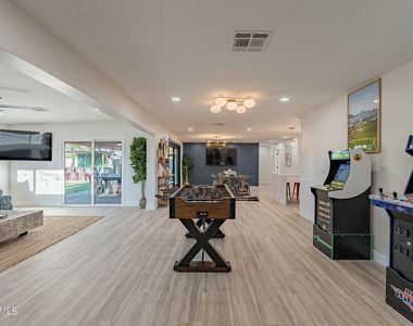 7440 E Cambridge Avenue - Photo Thumbnail 8