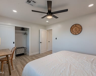 7440 E Cambridge Avenue - Photo Thumbnail 10