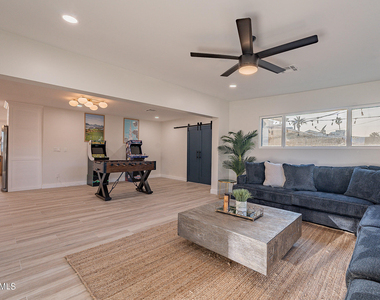 7440 E Cambridge Avenue - Photo Thumbnail 27