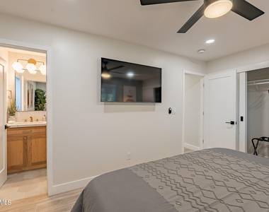 7440 E Cambridge Avenue - Photo Thumbnail 14