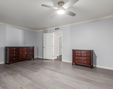 481 W Half Moon Way - Photo Thumbnail 14