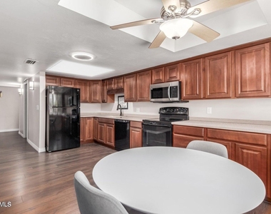 481 W Half Moon Way - Photo Thumbnail 9