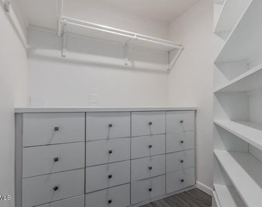 481 W Half Moon Way - Photo Thumbnail 18