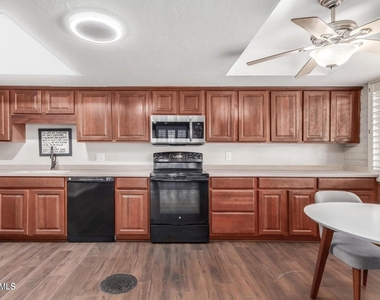 481 W Half Moon Way - Photo Thumbnail 7
