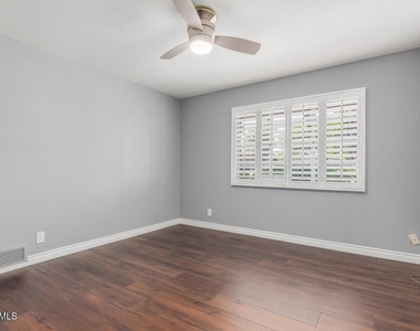 481 W Half Moon Way - Photo Thumbnail 20