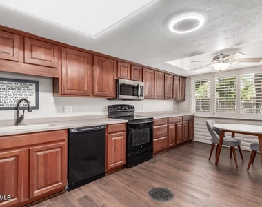 481 W Half Moon Way - Photo Thumbnail 8