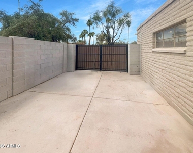 481 W Half Moon Way - Photo Thumbnail 32