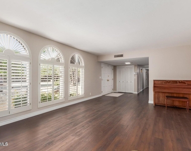 481 W Half Moon Way - Photo Thumbnail 3