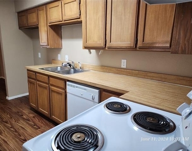 429 Thomas Street Sw - Photo Thumbnail 8