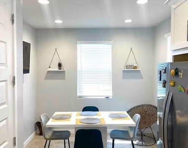 8908 W Solano Drive - Photo Thumbnail 5