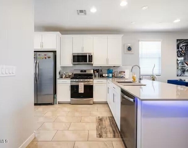 8908 W Solano Drive - Photo Thumbnail 4
