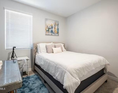 8908 W Solano Drive - Photo Thumbnail 10