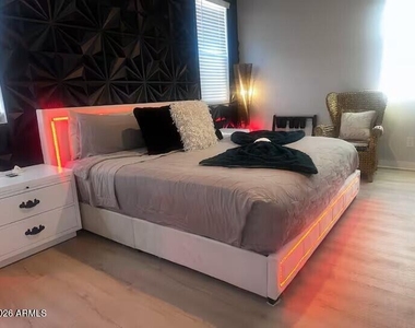8908 W Solano Drive - Photo Thumbnail 6