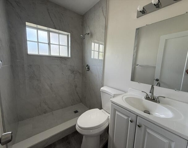2802 Sw 36th Avenue - Photo Thumbnail 3