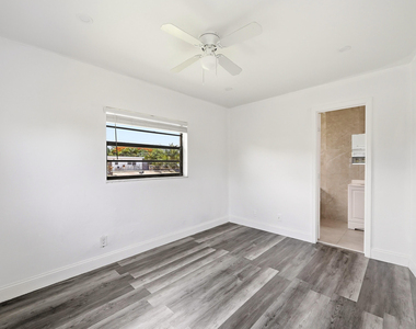 1060 Sw 5th Terrace - Photo Thumbnail 9
