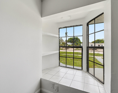 1060 Sw 5th Terrace - Photo Thumbnail 4