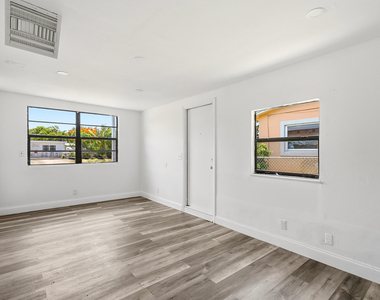 1060 Sw 5th Terrace - Photo Thumbnail 17