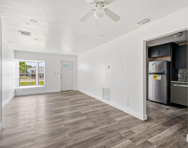 1060 Sw 5th Terrace - Photo Thumbnail 3