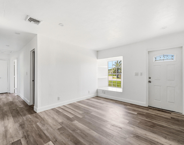 1060 Sw 5th Terrace - Photo Thumbnail 2