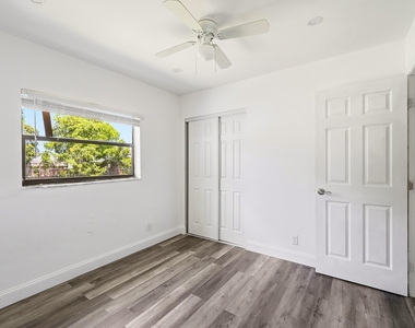 1060 Sw 5th Terrace - Photo Thumbnail 12