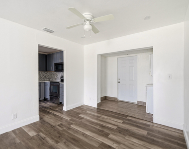 1060 Sw 5th Terrace - Photo Thumbnail 8