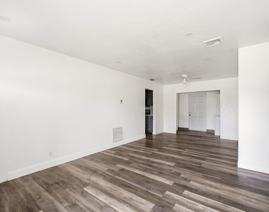 1060 Sw 5th Terrace - Photo Thumbnail 7