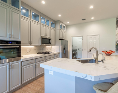 10429 Prato Street - Photo Thumbnail 5