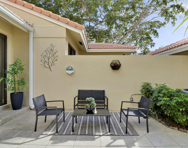 204 Old Meadow Way - Photo Thumbnail 3