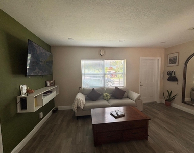 2480 Ne 13th Terrace - Photo Thumbnail 22