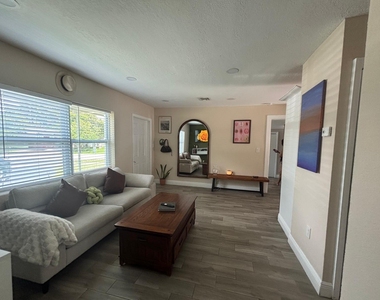 2480 Ne 13th Terrace - Photo Thumbnail 18