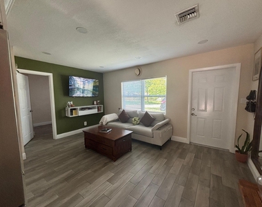 2480 Ne 13th Terrace - Photo Thumbnail 6