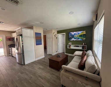 2480 Ne 13th Terrace - Photo Thumbnail 5