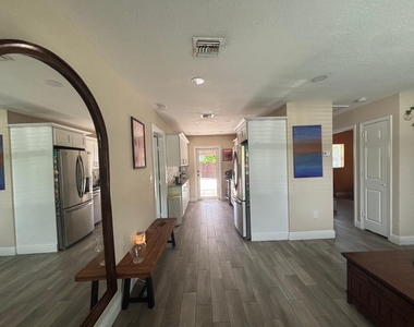 2480 Ne 13th Terrace - Photo Thumbnail 4