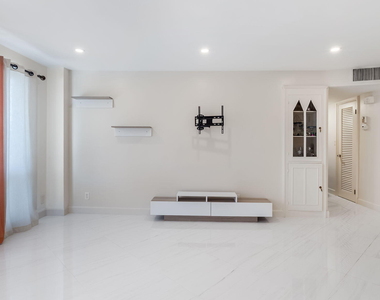133 N Pompano Beach Boulevard - Photo Thumbnail 9