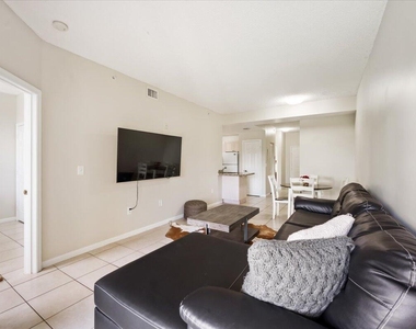 2060 Greenview Shores Boulevard - Photo Thumbnail 7