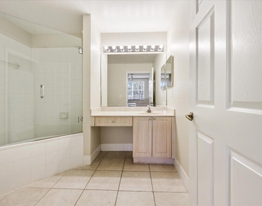 2060 Greenview Shores Boulevard - Photo Thumbnail 16