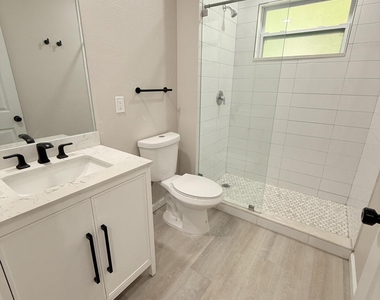 509 N H Street - Photo Thumbnail 11