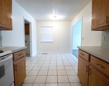 1708 Jennifer Circle - Photo Thumbnail 6