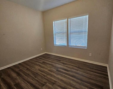 411 Copes Court - Photo Thumbnail 10
