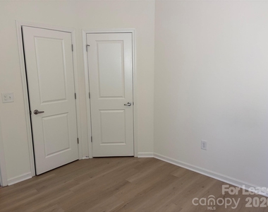 17905 Delmas Drive - Photo Thumbnail 9