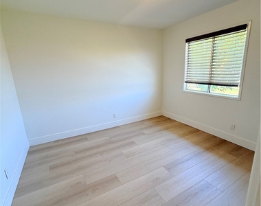1620 Greenport - Photo Thumbnail 7