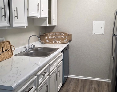 10601 Diana Avenue - Photo Thumbnail 5