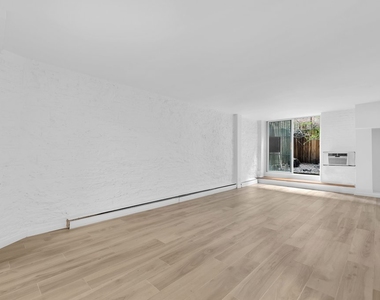 East 95th Street - Photo Thumbnail 2