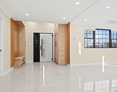 7662 174th Street - Photo Thumbnail 3