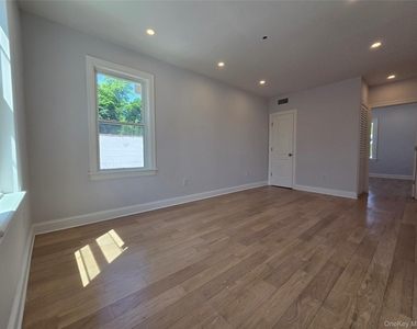 965 Main Street - Photo Thumbnail 4